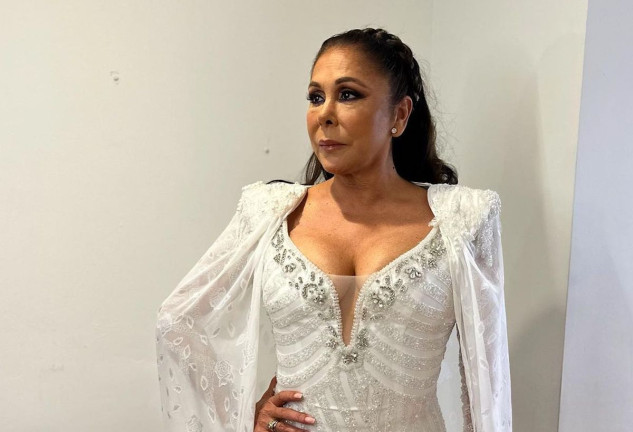 Isabel Pantoja con vestido blanco en una imagen de redes