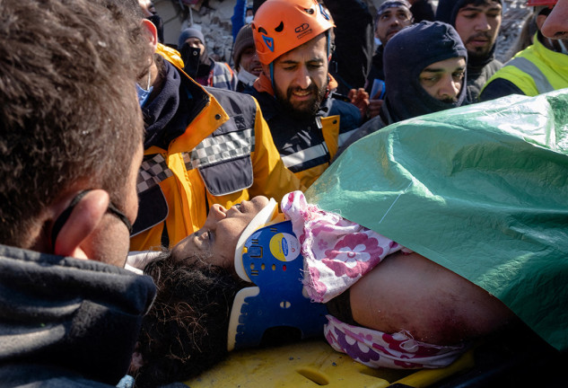 Víctima terremoto Turquía rodeada de voluntarios