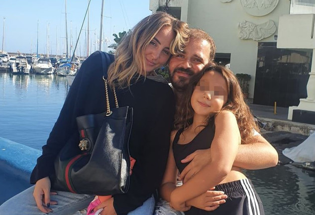 David Flores con sus hermanas, Lola y Rocío.