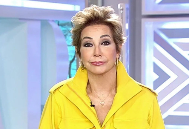 Ana Rosa Quintana, vestida de amarillo, en su programa