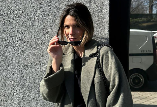 laura matamoros posando con sus gafas de sol en la mano