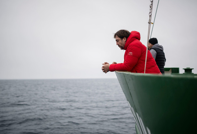 Javier Bardem a bordo de un barco de Greenpeace durante una expedición al oceano Antártico