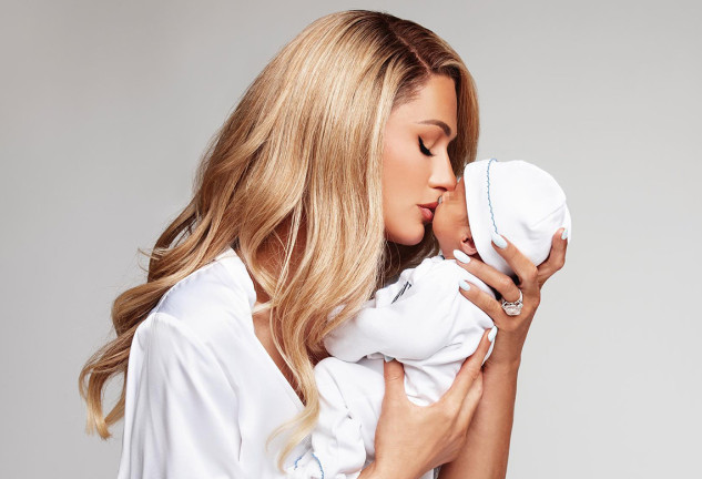 Paris Hilton posando con su bebé en brazos