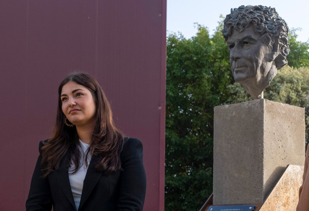 La hija mayor de Jesús Quintero posando junto a una estatua.