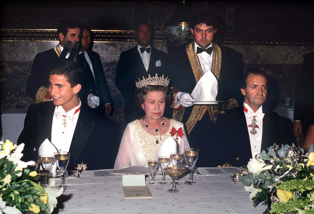 Felipe VI joven cenando con la reina Isabel II de Inglaterra y el rey emérito Juan Carlos I