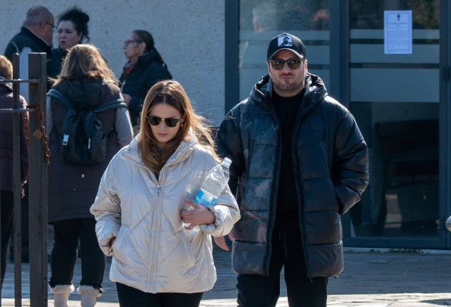 David Bustamante, en el entierro de su abuela, junto a Yana Olina. Foto: EP.