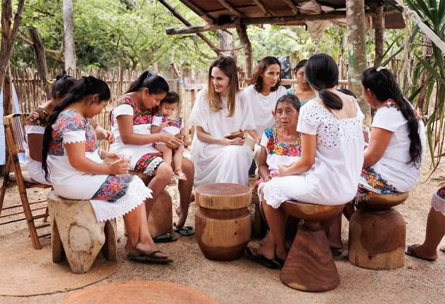 Angelina Jolie rodeada de mujeres en México