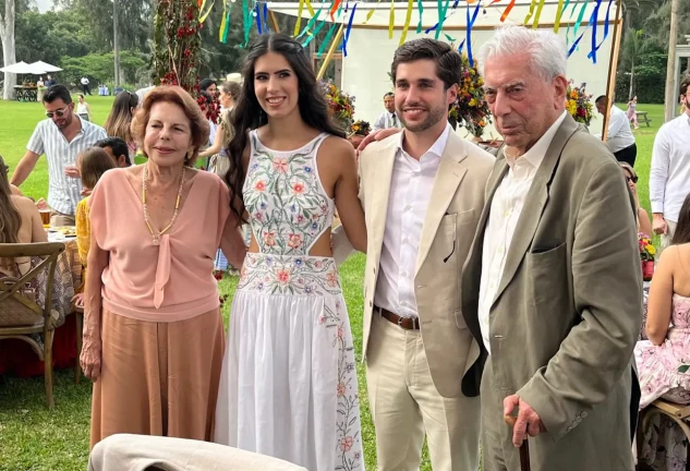 Vargas Llosa con su exmujer y su nieta.