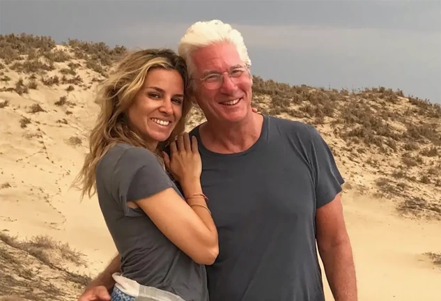 Richard Gere y Alejandra Silva en el campo.