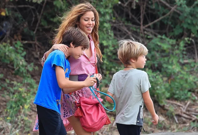 Shakira de paseo con sus hijos.