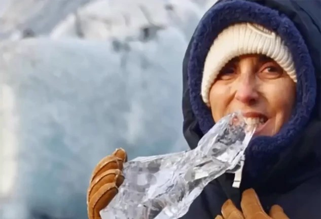 Paz Padilla con un trozo de hielo en las manos en Islandia