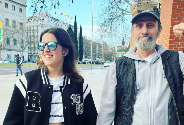 José Luís Gil paseando cogido de la mano con su hija.