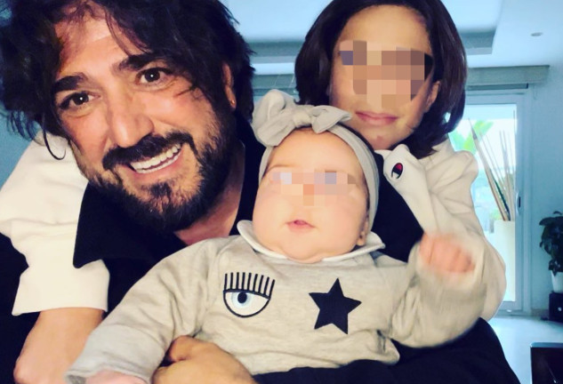 Antonio Orozco con sus hijos, en una imagen de redes sociales.