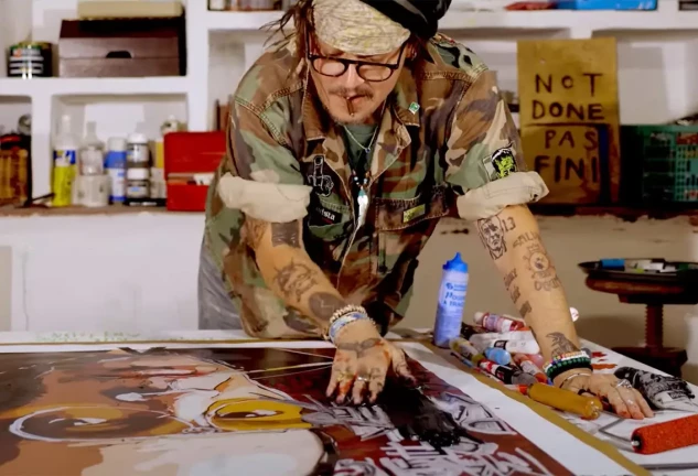 Johnny Depp pintando un cuadro.