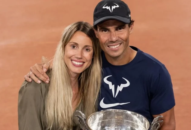 Rafa Nadal y Maribel, sosteniendo un trofeo del tenista. Imagen de redes sociales.