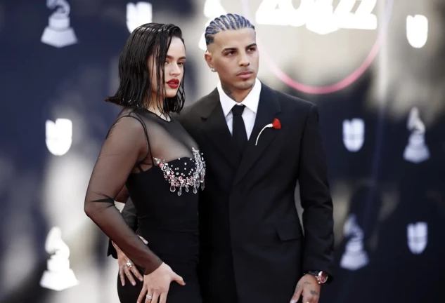 Rosalía y Rauw Alejandro en los Grammy Latino 2022.