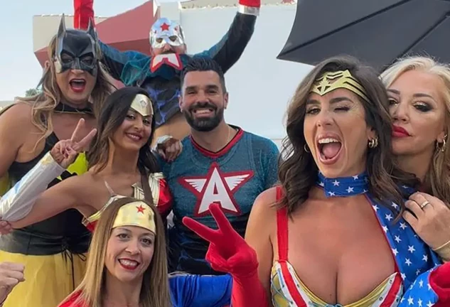 Anabel Pantoja con Belén Esteban y sus amigos disfrazados de carnaval