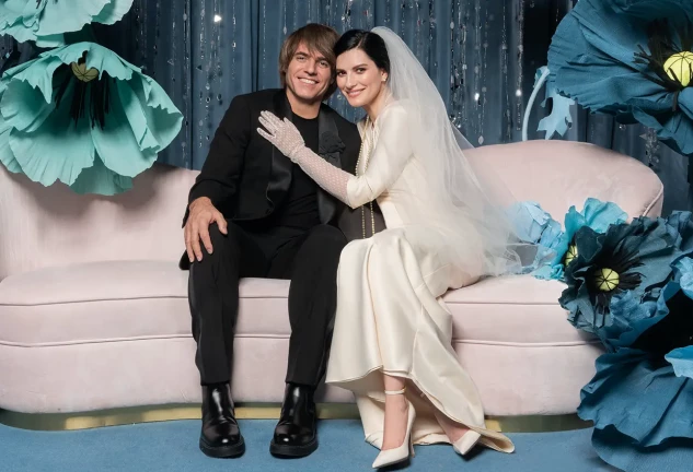 Laura Pausini vestida de novia y sentada junto a su marido Paolo