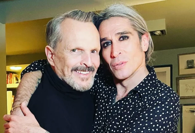 Miguel Bosé y Mario Vaquerizo posando abrazados