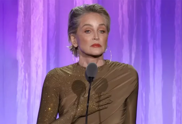 Sharon Stone dando un discurso emotivo.