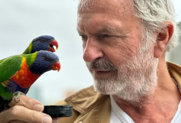 Sam Neill cuidando de sus pájaros.