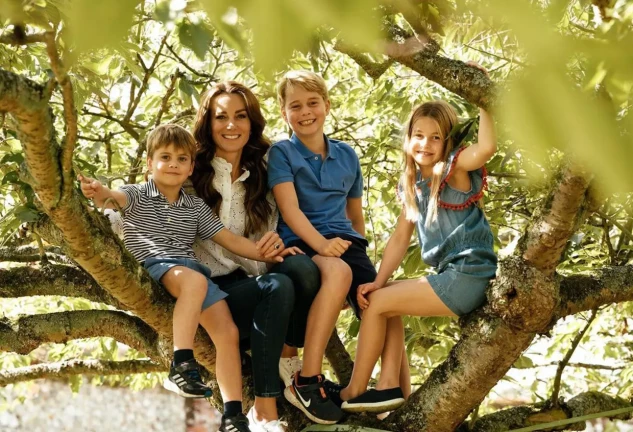Kate Middleton con sus hijos subidos en un árbol.
