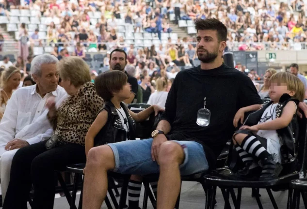 Gerard Piqué con sus hijos Milan y Sasha en el Palau Sant Jordi en 2018.