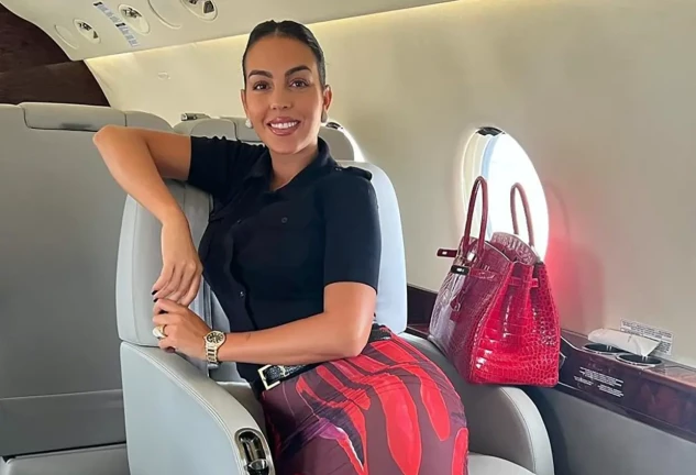 Georgina Rodríguez posando en su jet privado