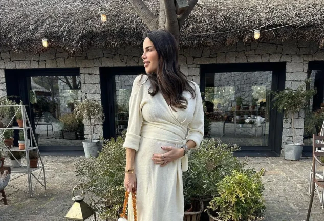 Carla Barber con vestido blanco en una imagen de redes.