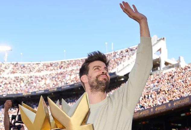 Gerard Piqué saludando en el Camp Nou con la copa de la King's League