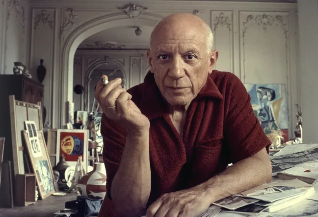 Picasso posando en su estudio.