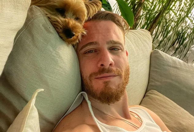 Kerem descansa en casa con su perro.