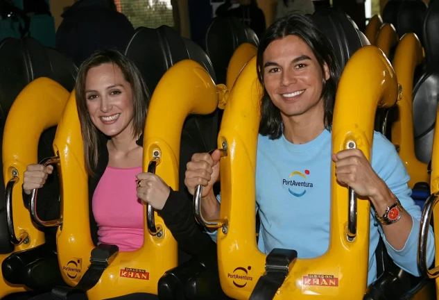 Tamara Falcó y Julio José Iglesias montados en una atracción de Port Aventura