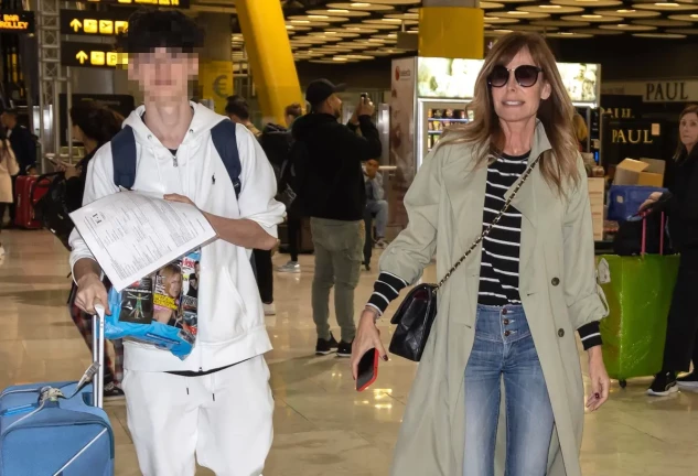 Álvaro Muñoz Dibildos y su madre, Lara, en el aeropuerto a su vuelta de Estados Unidos