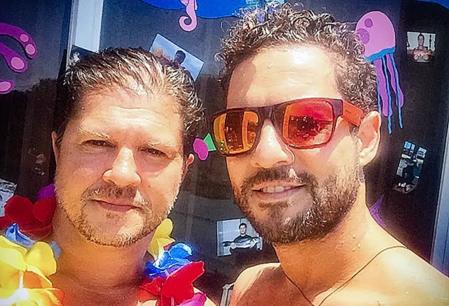 David Bisbal posando sin camiseta junto a su hermano José María