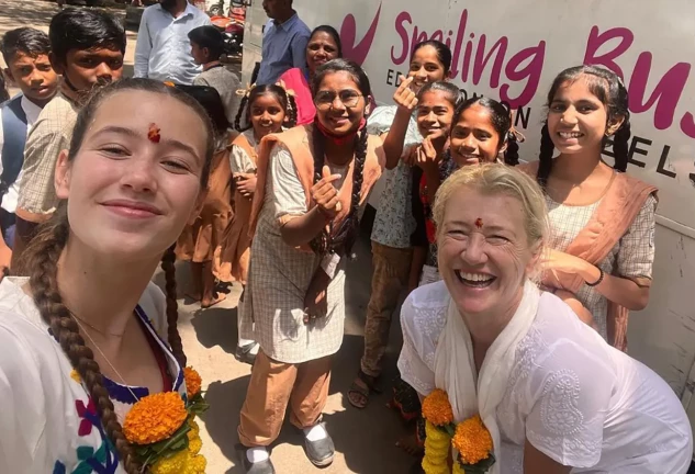 Ana Duato con su hija María y un grupo de niñas en la India.