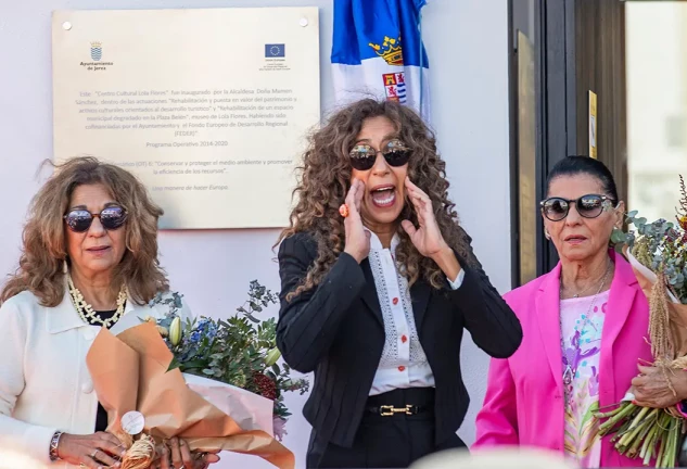 Lolita, Rosario y Carmen Flores, a las puertas del museo de Lola Flores