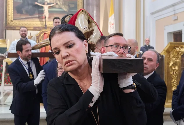 María José Cantudo cargando la cruz del Cristo de los Alabarderos.