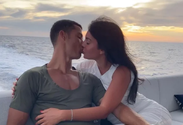 Cristiano Ronaldo y Georgina Rodríguez, en su yate.