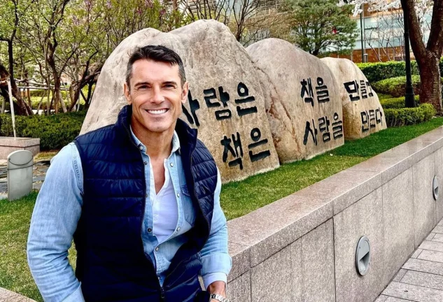 Jesús Vázquez posando ante unas piedras en corea