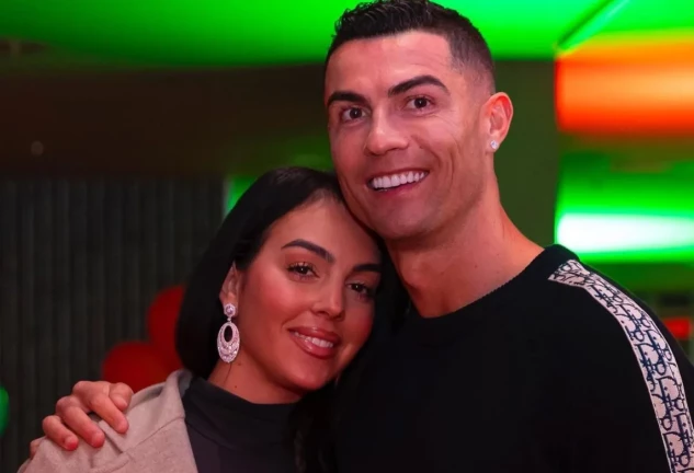 Cristiano y Georgina, abrazados.