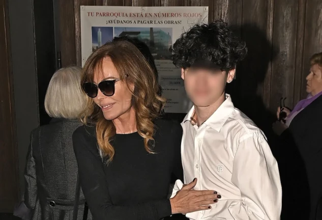 Lara Dibildos con su hijo Álvaro en la misa funeral de Laura Valenzuela