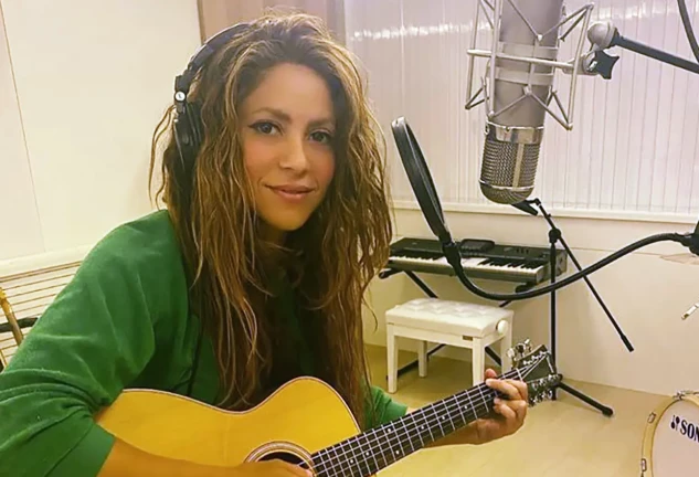 Shakira tocando y cantando en un estudio de música