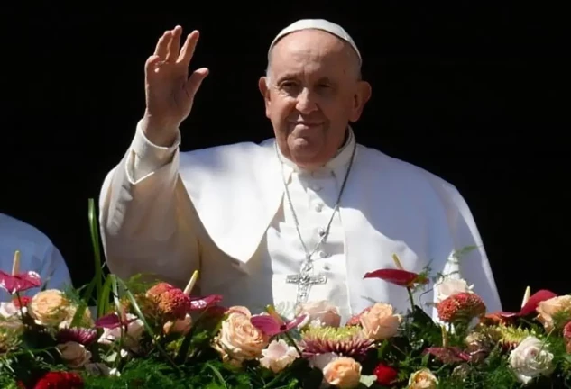 Papa Francisco saludando desde un valcón.