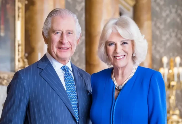 Carlos de Inglaterra posando junto a Camilla Parker Bowles