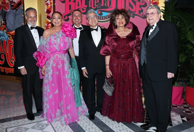 Manel Dalgó posando junto a Isabel Pantoja y otros famosos en un acto benéfico.