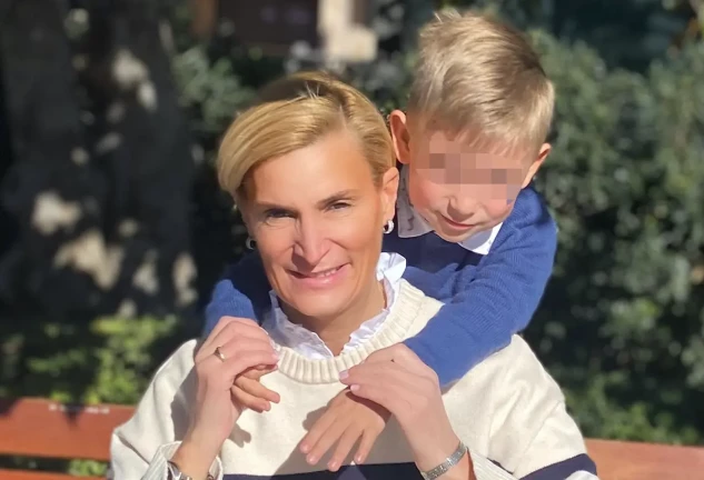 María Zurita posando con su hijo