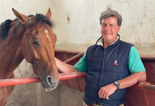 Cayetando posando junto a uno de sus caballos.