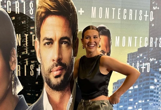 Alba Díaz posa, divertida, con un cartel promocional de William Levy.