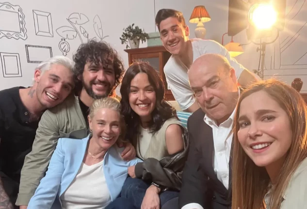 los serrano reencuentran repiten foto 20 años